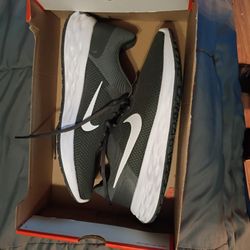 Nike Runners Brand New Size US10 Never Worn! 40$