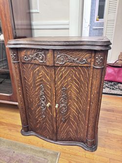 Antique 1920s–1930s Sewing Machine Cabinet w/ Machine – Fair Condition – $125