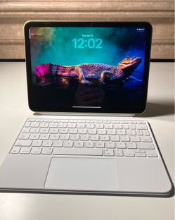 Apple iPad A16 with Magic Keyboard