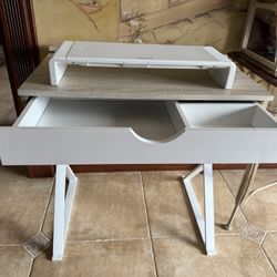 Small Desk For Laptops And Apartments And College dorms 