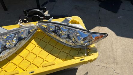 Eagle Eyes TY783-B001R right & left -sides (passenger & driver sides)replacement headlight assembly. Headlights