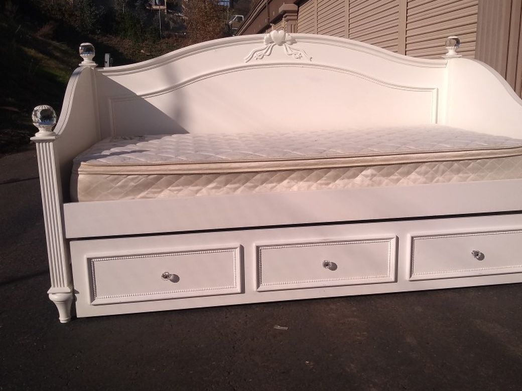 Beautiful Day Bed With Trundle