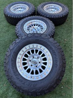 KMC wheels new on like new 285/70/17 tires