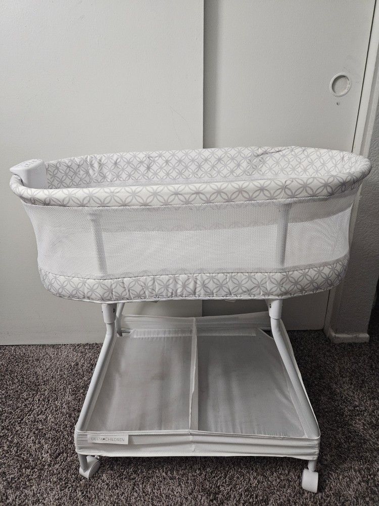 Delta Children Bassinet