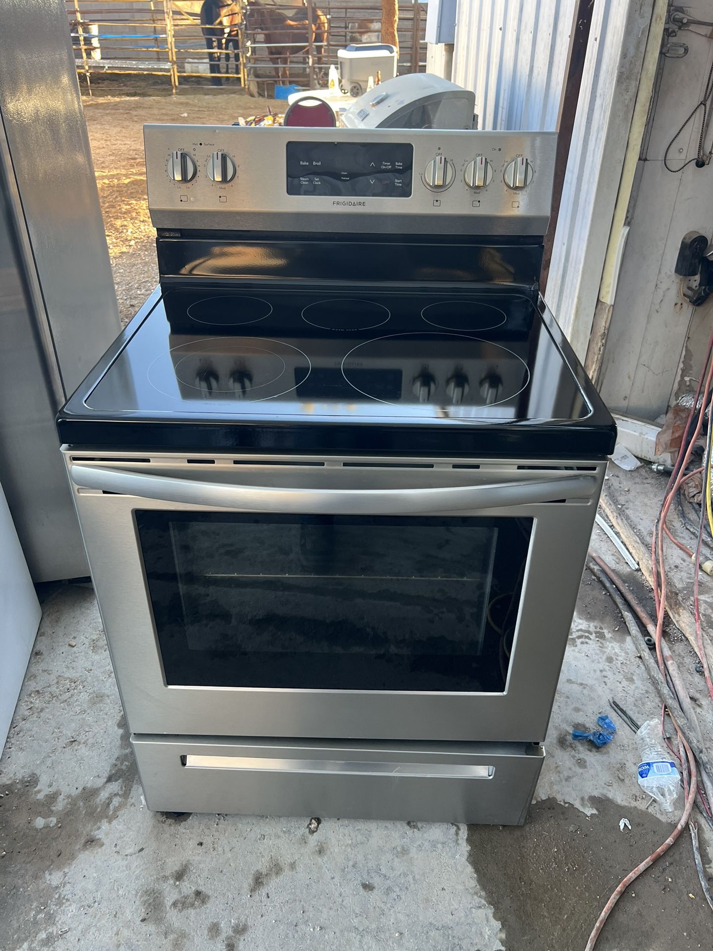 FRIGIDAIRE STOVE