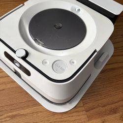 iRobot Braava jet m6 Robot Mop + Pads & Cleaning Solution