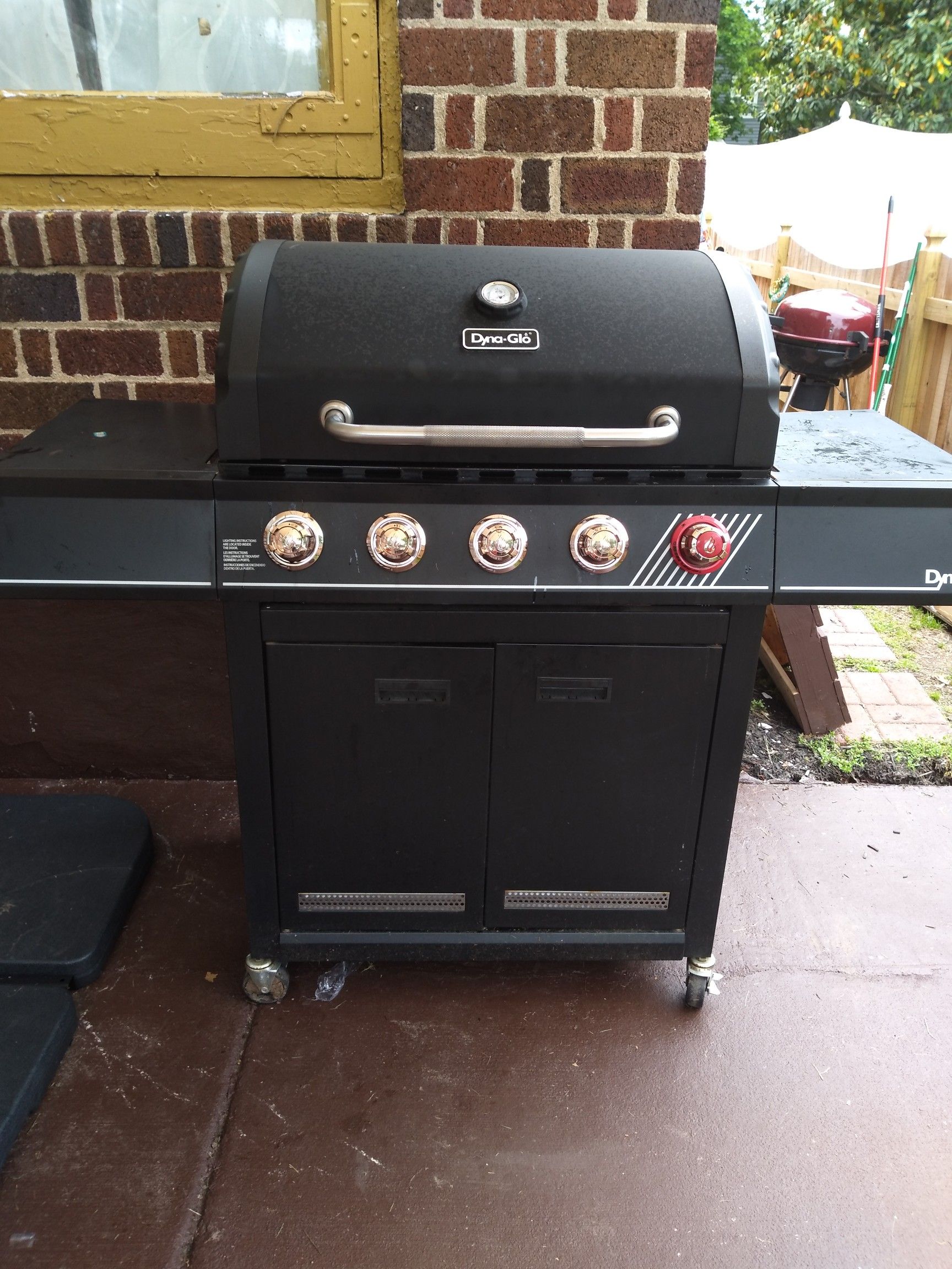 Gas grill use only a few times like new with a brand new full propane tank