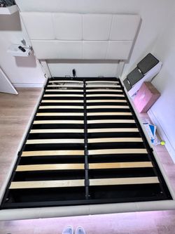 Queen Bed lift up storage