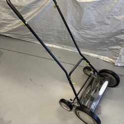   Earthwise 16 in Reel Lawn Mower (Like New)