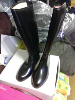 Rain boots size 7.