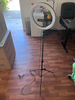Ring light with phone holder n remote
