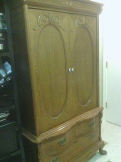 Lexington Beautiful Victorian Armour king headboard dresser and Mirror