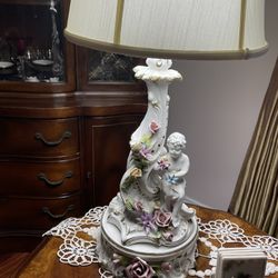 2 Classic Porcelin Table Lamps