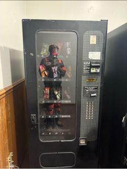 Snack Vending Machine – Works & Powers On – AS IS – Great Project