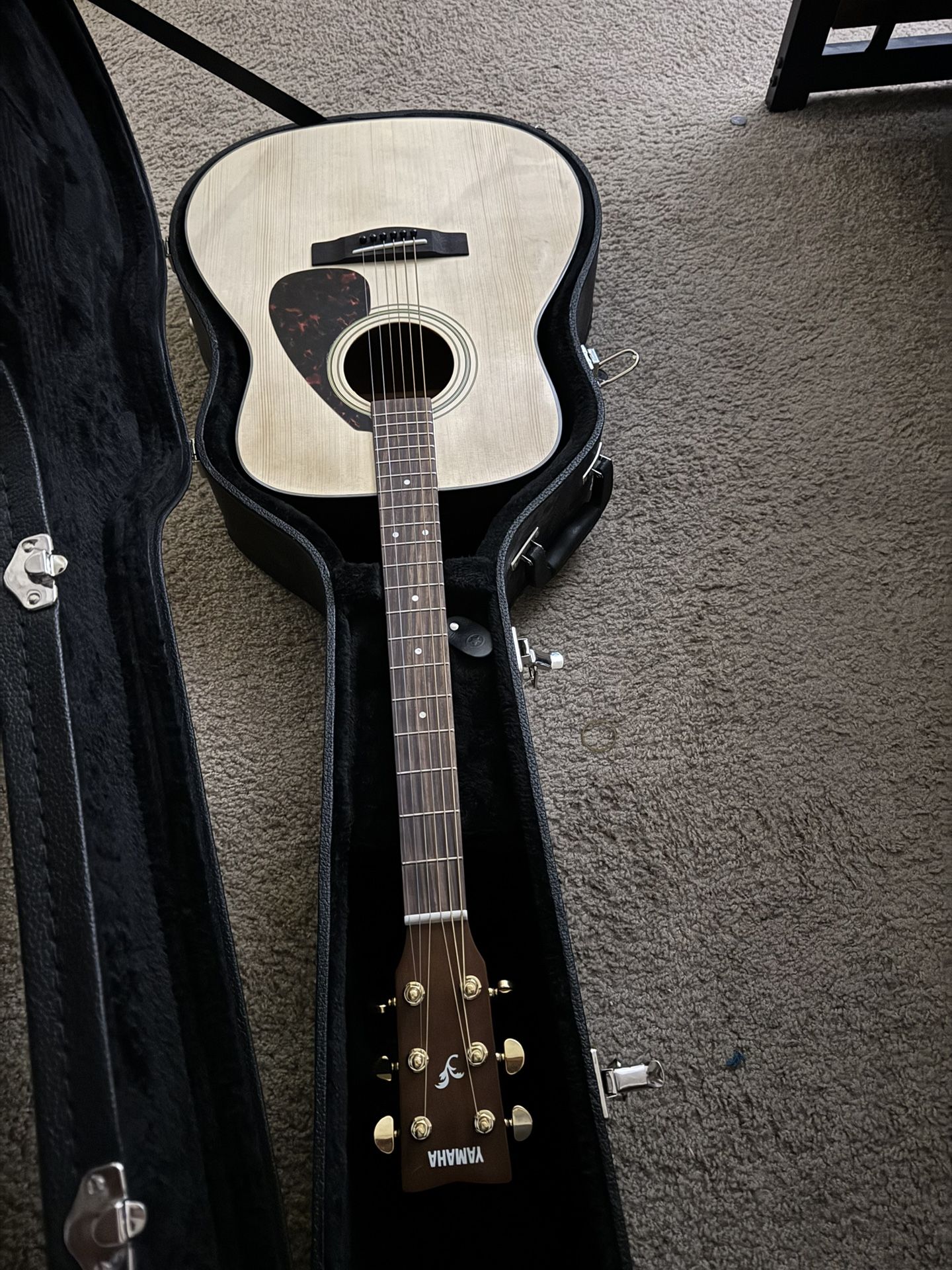 Yamaha Acoustic Guitar