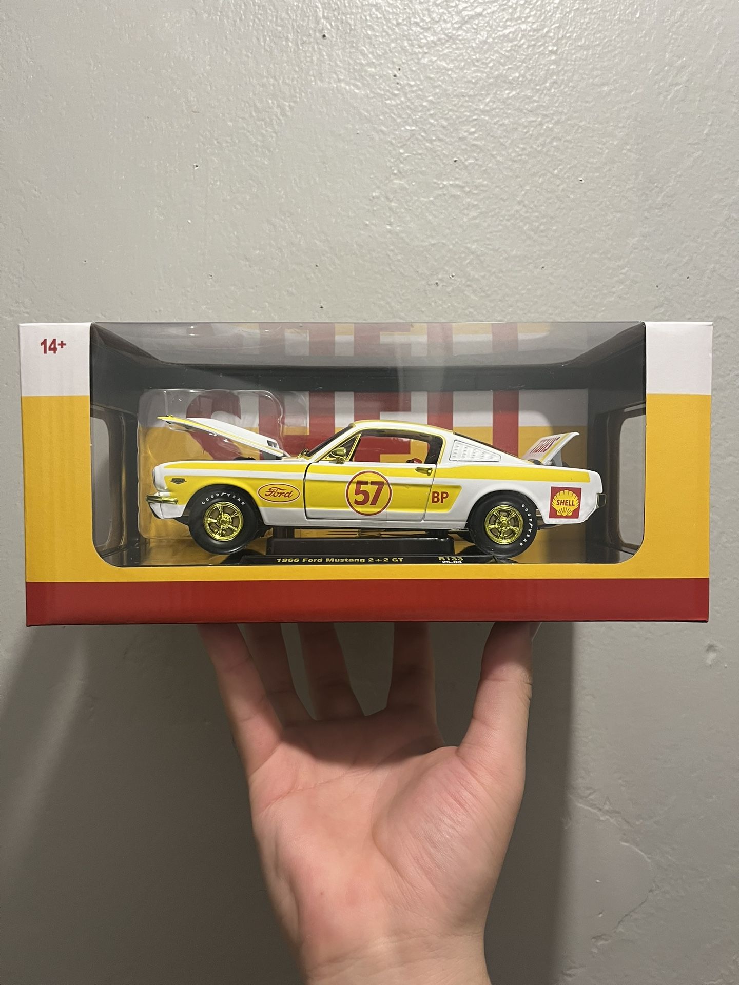 M2 Machines Shell 1966 Ford Mustang 2+2 GT Chase 1/750