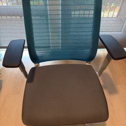 Moving Sale: Steelcase office chair - Almost New