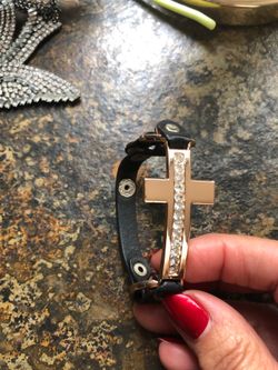 Brazalete con una cruz