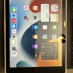 iPad 5th Generation 32GB Cellular Wireless With keyboard 