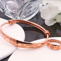Pure Copper Floral Bracelet and Ring Set Adjustable Ring 6 cm Bangle 24g Each

Matching copper jewelry set that includes a floral design bracelet bang