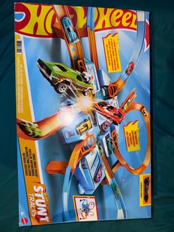 Hot wheels track set