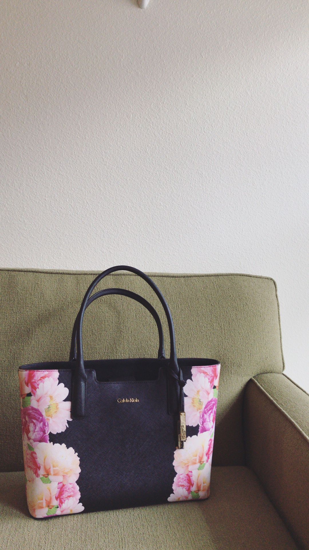Calvin Klein NWOT Black Saffiano Floral Tote Bag for Sale in San Jose, CA -  OfferUp