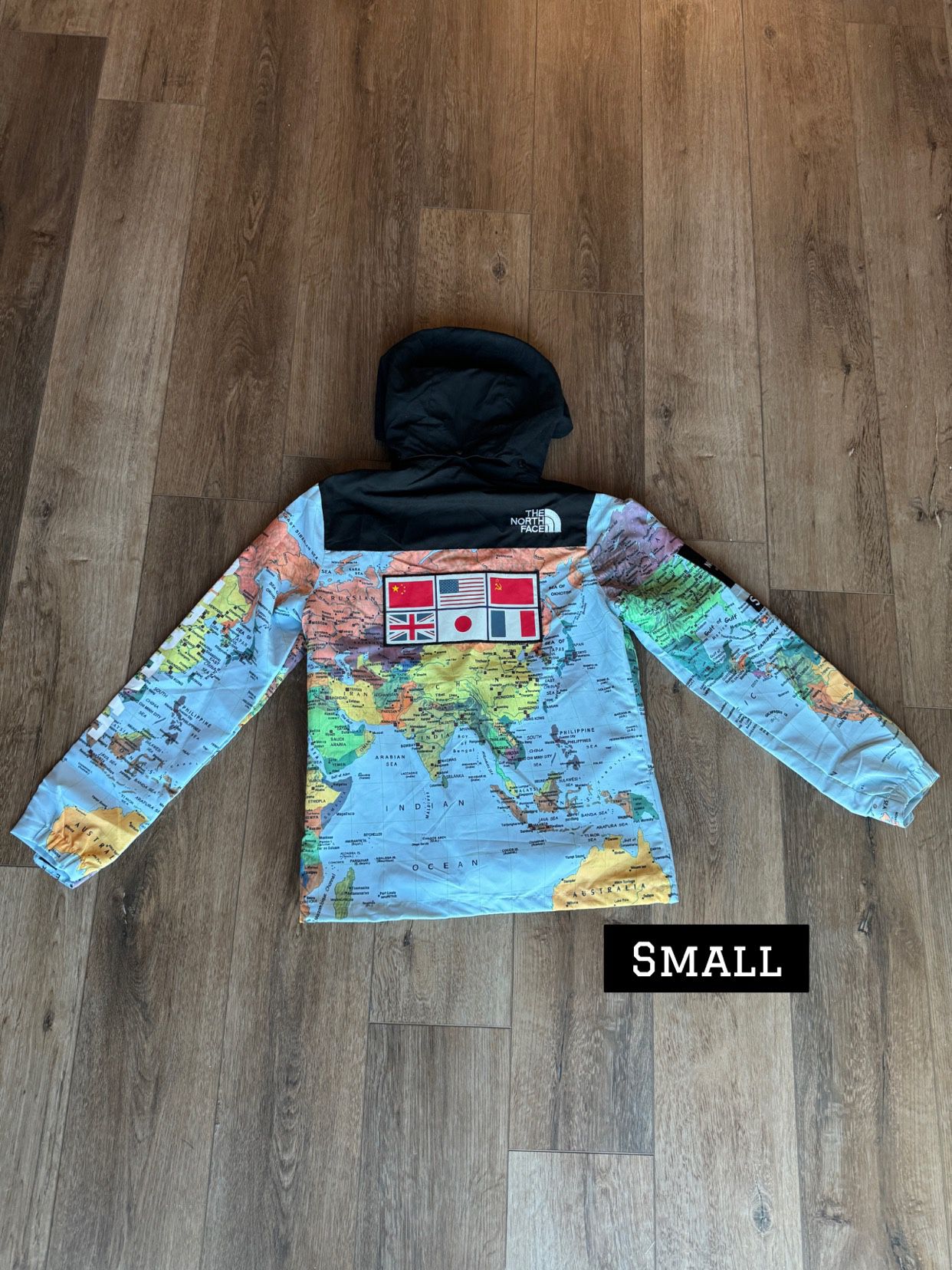 Supreme x North Face Windbreaker, Small (check out my page🔥) 
