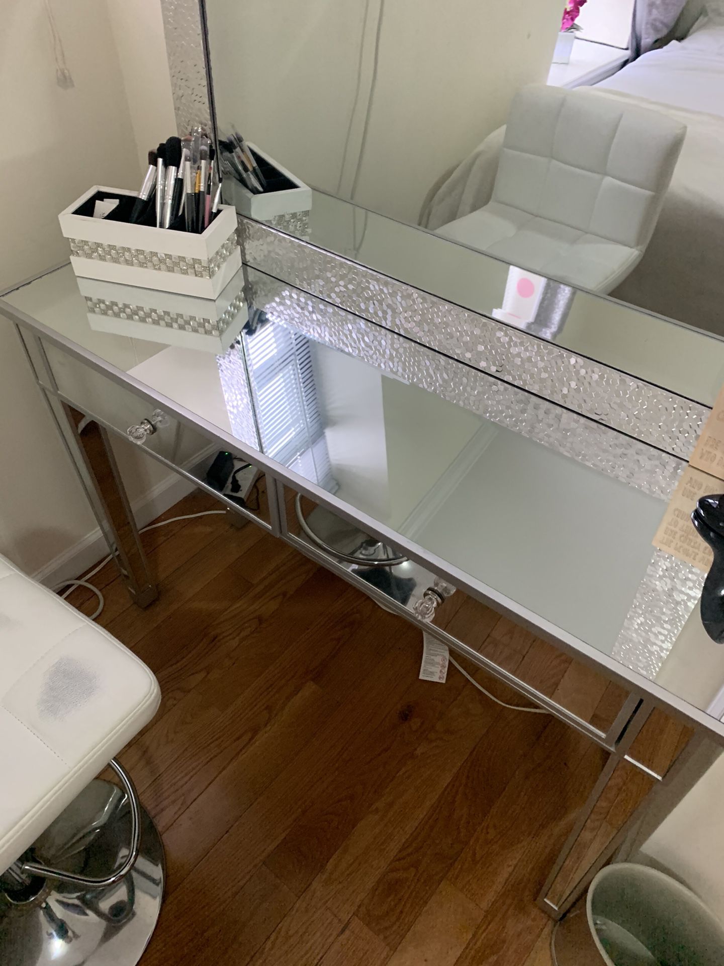 Mirror make up table with 2 shelf’s