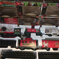 North Pole Express Christmas Train Set
Battery powered, lights & sounds, remote control 