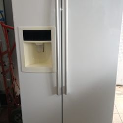 L.G. REFRIGERATOR WORKS GREAT 