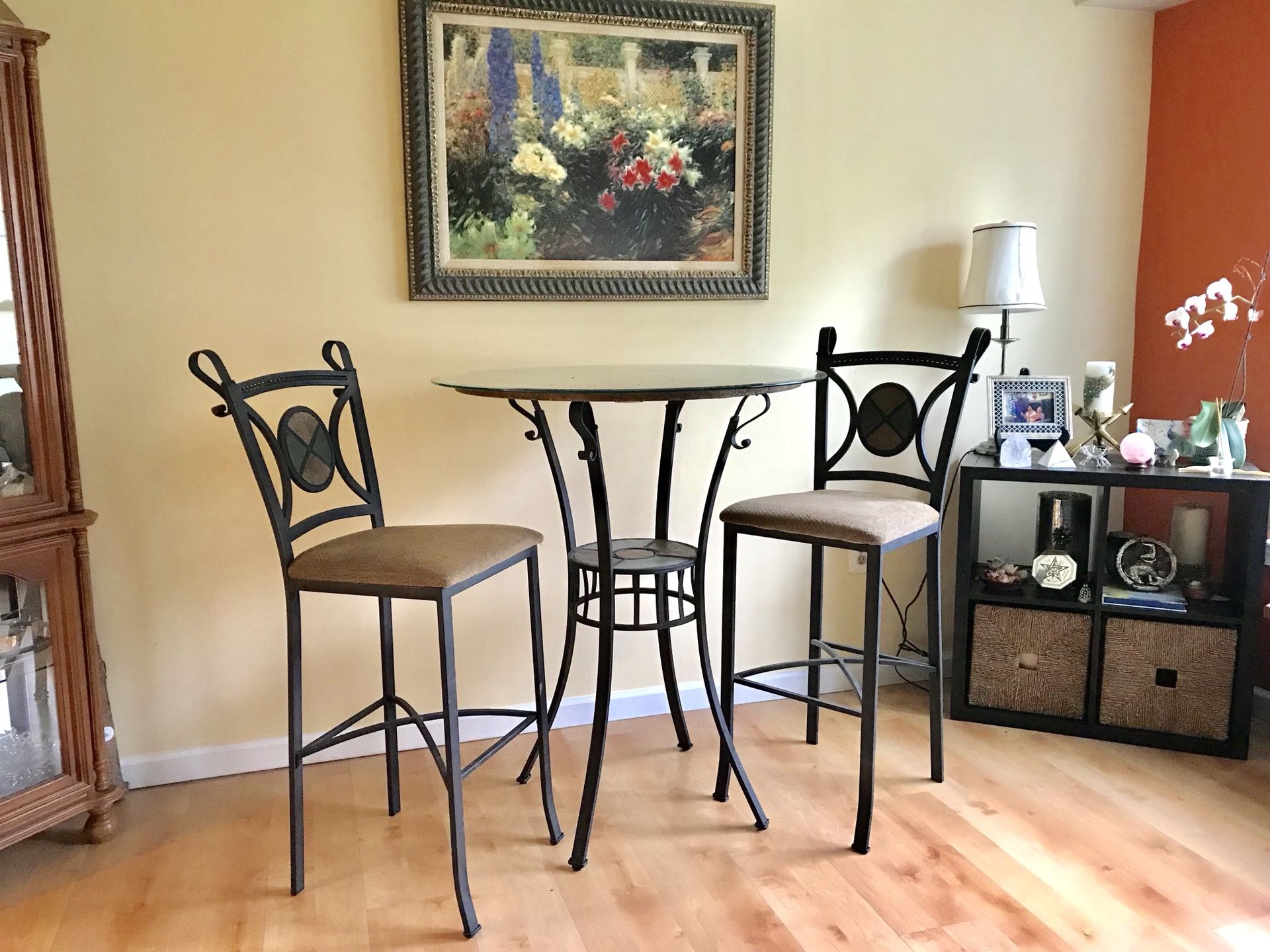 Bar stools with round glass table