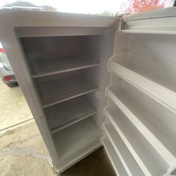 🧊 Frigidaire Upright Freezer – Great Condition, Works Perfectly