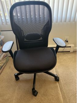 🚚 MOVE-OUT SALE – Like New Ergonomic Mesh Office Chair – Excellent Condition