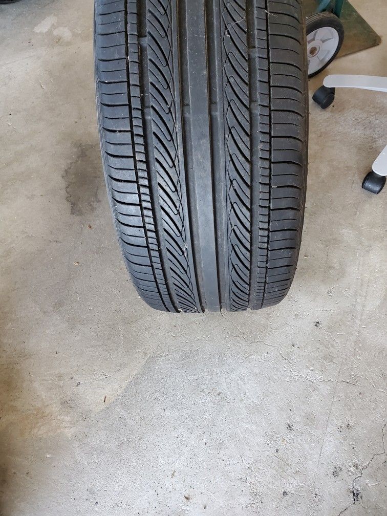 245/35/19 Tire