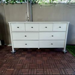 White dresser Ikea STOREMOLLA 8Drawes soft close mechanism