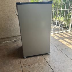Frigidaire Mini Frig 3.3 Cubic ft