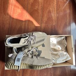 ADIDAS YEEZY 350 V2 EARTH SIZE 8 DS W Tags