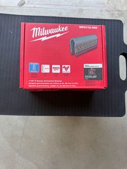 Milwaukee 1-1/2 inch Fence Staples