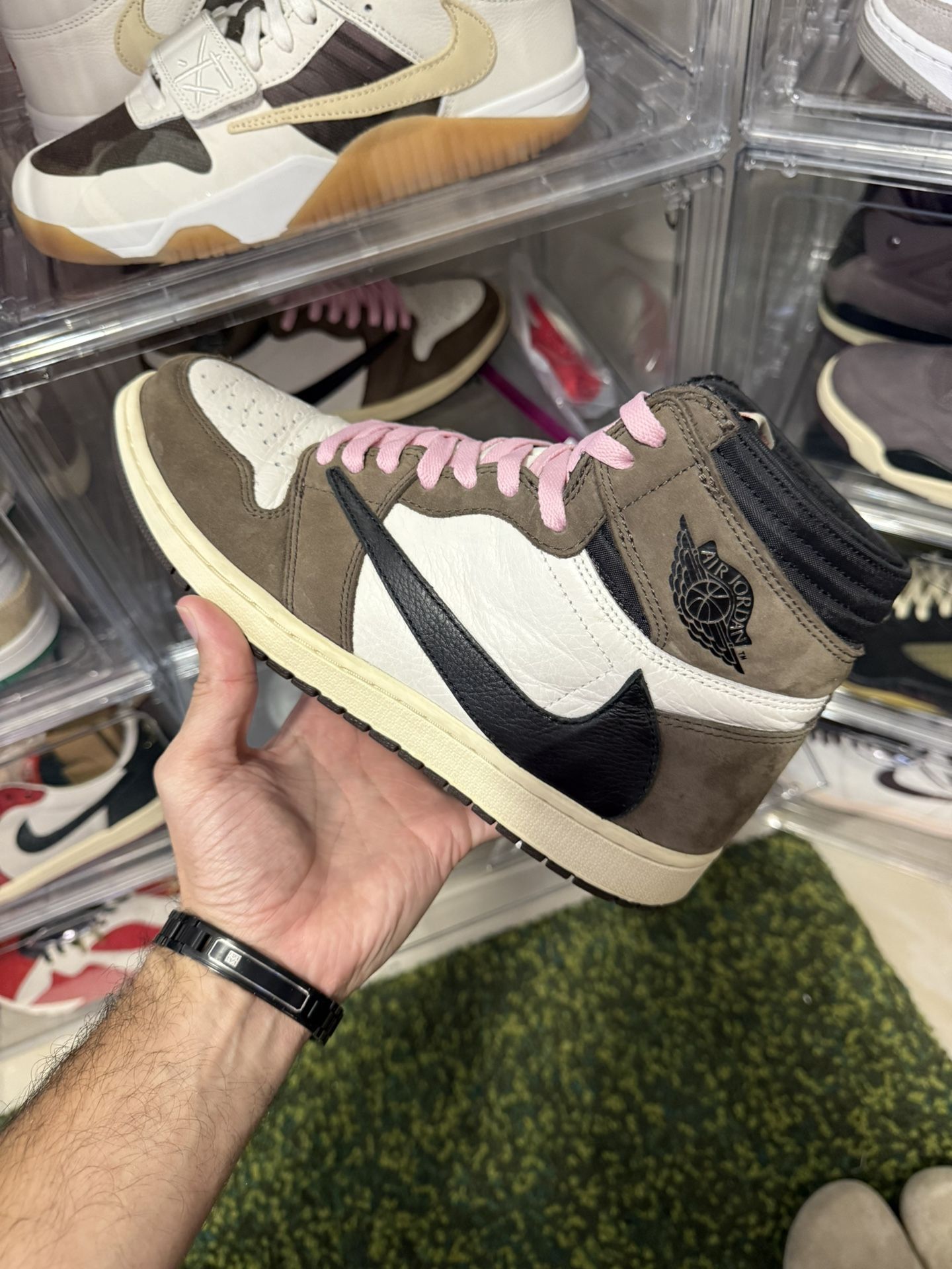Jordan 1 Travis Scott
