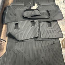 NEW / NUEVO ! All weather floor & Cargo Mat with Backrest Mats for 2024 2025 Chevrolet Equinox EV  $55 or best offer / o mejor oferta 