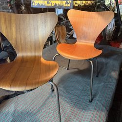 Pair of Arne Jacobsen/Fritz Hansen Series 7 chairs #0969