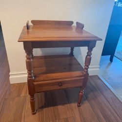 Early American End Table 