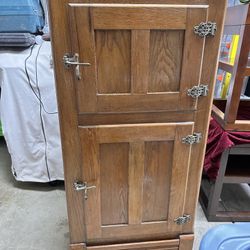 Antique tall oak icebox Ornate. 24W X 18D X 50H FREE del 150 miles