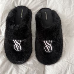 Victoria's Secret black faux fur Luxe Plush Closed-Toe Slippers Medium ( 7 - 8 )