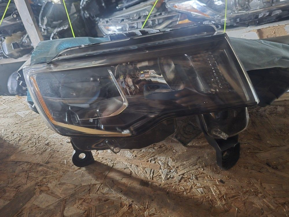 2017 2022 jeep grand Cherokee  passenger halogen headlight 