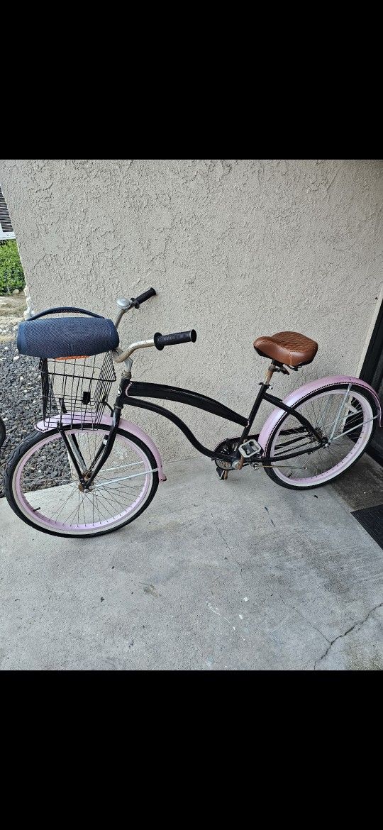 FOR SALE $55 *(DELIVERY $10) I HAVE A BEACH CRUISER BIKE, WITH SPEAKER 🔊 AND BASKET 🧺 GOOD CONDITION! 
