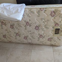 Twin Mattress with Zippered Cover
