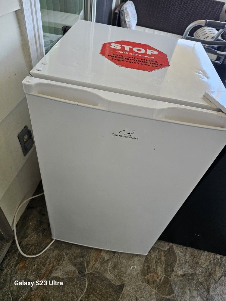 4.0 CU Ft Commercial  Cool Mini  Fridge  Working Great Like New  H 33.4" x W 19" x H 33.4"