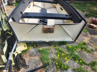 Foldable boat with seats and some paddels and transom