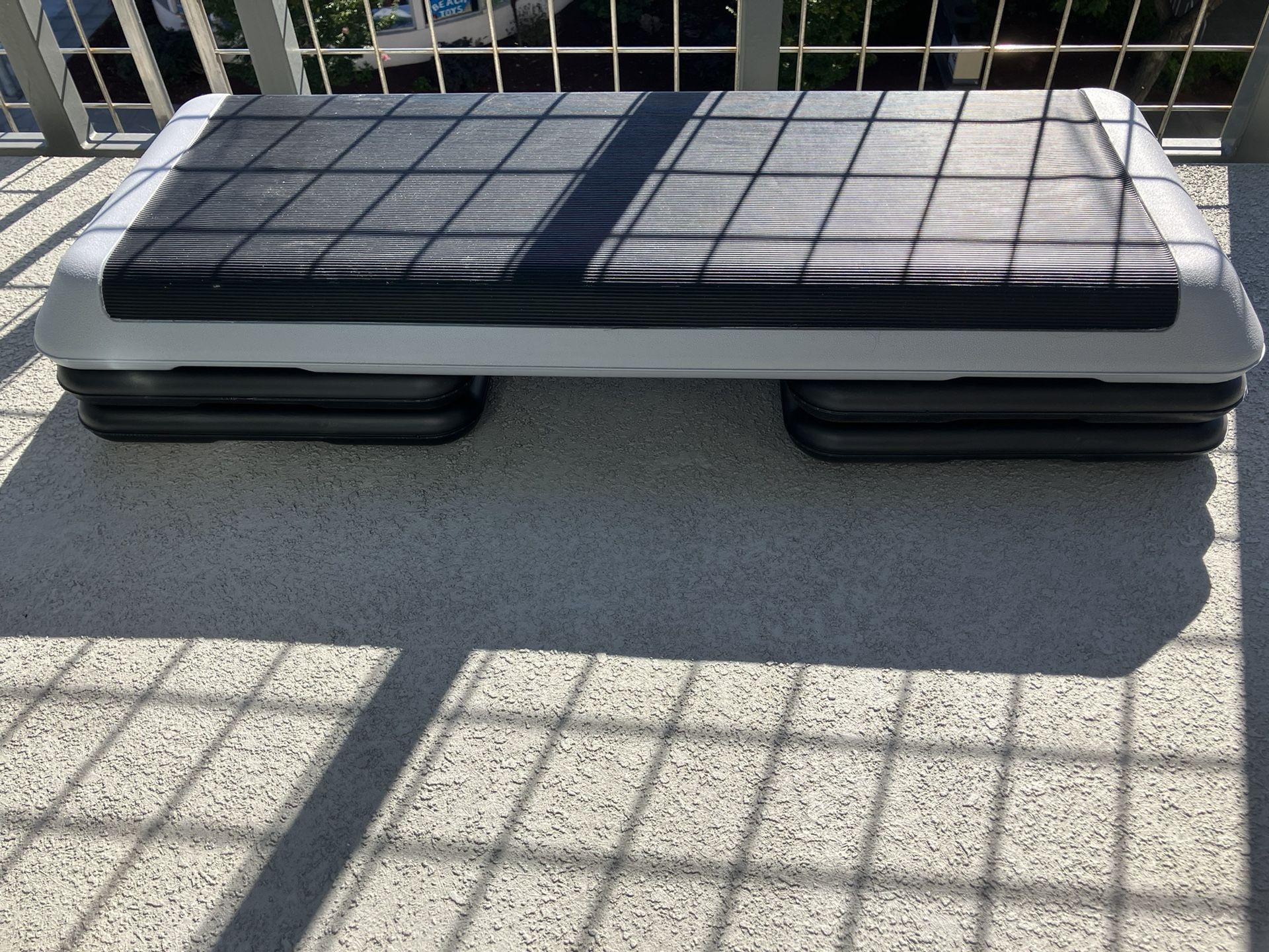 Adjustable Aerobic Step Deck – Excellent Condition- Include 4 risers